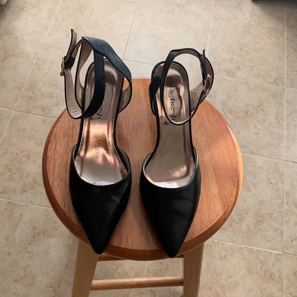 Cute Strap around the ankle pump.